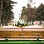 A temetés egy rendkívül fontos esemény, amelynek során búcsút veszünk szeretteinktől. A temetési forma kiválasztásakor számos tényezőt kell figyelembe venni, melyek közül kiemelkedő a költségvetés. Budapesten a hamvasztásos temetés általában olcsóbb a koporsós temetéshez képest.